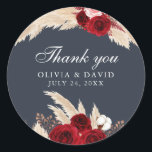 Rond Sticker<br><div class="desc">Cet autocollant rond présente un arrière - plan bleu foncé et poussiéreux, orné de roses rouges et roses bordeaux, d'herbe de pampa séchée et de fleurs de coton. Le style élégant du script et de la police lui donnent un look sophistiqué, ce qui en fait l'ajout parfait à tout Carte...</div>