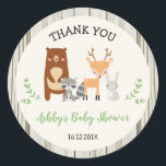 Rond Sticker Baby shower pour animaux de bois<br><div class="desc">Cet autocollant de baby shower à thème pour animaux de bois présente des cerfs, des ours, des lapins et du raton laveur sur un arrière - plan de papier d'aquarelle crème scannée. La frontière est un motif à grains de bois. Le design présente également quelques feuillages décoratifs. Même carte de...</div>