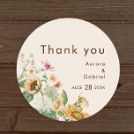 Rond Sticker en Merci Mariage beige tournesol rustique<br><div class="desc">Ce tournesol rustique beige mariage merci design sticker Caractéristiques tournesols, fleur sauvage, et éléments floraux d'inspiration vintage sur un arrière - plan beige neutre. Ce design offre une esthétique simple mais captivante, parfaite pour vos fêtes d'automne ou d'été. Explorez notre collection aujourd'hui et imprégnez votre mariage de l'allure intemporelle de...</div>