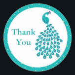 Rond Sticker Faveur Peacock<br><div class="desc">Un autocollant tendance mais élégant. Dispose d'un paon élégant avec une bordure de motif. Design chic et moderne. Ajoutez votre propre libellé. Peut être personnalisé pour une douche nuptiale,  une fête d'anniversaire ou un événement similaire. Produits correspondants disponibles dans ce magasin.</div>