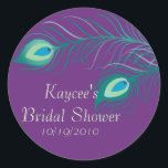 Rond Sticker Fête des mariées Pieds Peacock<br><div class="desc">Nos autocollants de douche nuptiale en plumes de paon sont la touche finale parfaite à vos invitations wedding showers. Serait aussi une bonne étiquette de service de douche. Personnalisez simplement vos informations de douche et vous êtes tous prêts à partir ! Les invitations correspondantes et les notes de remerciement sont...</div>