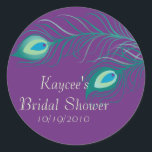 Rond Sticker Fête des mariées Pieds Peacock<br><div class="desc">Nos autocollants de douche nuptiale en plumes de paon sont la touche finale parfaite à vos invitations wedding showers. Serait aussi une bonne étiquette de service de douche. Personnalisez simplement vos informations de douche et vous êtes tous prêts à partir ! Les invitations correspondantes et les notes de remerciement sont...</div>