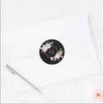 Rond Sticker Mariage de Monogramme noir flush<br><div class="desc">Cet autocollant de mariage monogramme noir floral présente de beaux arrière - plans neutres chic de noir ou blanc avec une typographie moderne simple et une calligraphie élégante pour donner un ton sophistiqué à tout style d'événement. Chaque produit est agrémenté de roses roses roses rousses et d'hydrangées de pêche et...</div>