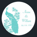 Rond Sticker Mariage Peacock<br><div class="desc">L'appel d'un paon est porté à l'esprit sur cet autocollant. Une illustration classique d'un paon dans un arbre dans les tons turquoise encadre vos noms et la date de l'événement. Une grande faveur ou une utilisation comme scellés d'enveloppe ou sur les paquets. Disponible en couleurs alternatives avec une gamme de...</div>