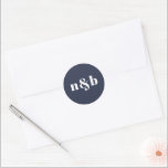 Rond Sticker Mariage simple et moderne pour monogramme<br><div class="desc">Un autocollant simple de mariage monogrammé avec une police moderne. Modifiez les initiales à l'aide de l'outil d'édition de Zazzle. Modifiez la couleur de l'arrière - plan en entrant l'outil de conception et en sélectionnant une autre couleur dans le sélecteur de couleurs. Sticker Mariage Monogramme de police simple et moderne....</div>