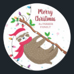 Rond sticker personnalisé Christmas Sloth<br><div class="desc">Un drôle de Sloth suspendu avec des lumières de Noël ! Un ajout amusant à vos enveloppes,  papier d'emballage et des trucs de Noël. Personnalisez-le avec vos souhaits et votre nom. Il peut être changé en "Joyeux Noël",  "Joyeux Fêtes", ... </div>