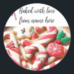 Rond Sticker pour forfait Christmas Home Baked Cookies<br><div class="desc">Préparez vos forfaits cadeaux de vacances faits maison avec ces étiquettes de biscuits dynamiques. Ils présentent des biscuits à sucre en forme de sucres de canne et des modèles de flocon et de flocon de neige habillés de glace royale. Personnalisez-les en ajoutant votre nom.</div>