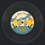 Rond Sticker Retro Vinyl 60th Birthday Party R<br><div class="desc">Drôle visuel avec un vrai disque vinyle de 45 tours (image imprimée) pour votre 60e anniversaire. Conception sur autocollant rond avec texte pour customiser. Émerveillez vos amis et votre famille avec ce record vintage des années 60 !</div>
