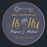 Rond Sticker Rustic Key Script Mr et Mme Wedding Favor<br><div class="desc">Un autocollant classique et rustique design étiquette mariage faveur. Décoré avec clé vintage et lettrage à la main police de script de calligraphie. Parfait pour les mariages, fiançailles, douche nuptiale, fête d'anniversaire ou toute occasion spéciale. Vous pouvez customiser la couleur arrière - plan pour l'adapter à votre couleur de thème....</div>