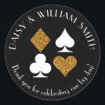 Rond Vegas Casino Thème Custom Sticker Gold Parties sci<br><div class="desc">Parties scintillant en or Faux et costumes de cartes noires sont entourés de texte personnalisable,  ce qui rend ces autocollants ronds parfaits pour toutes sortes de projets et d'occasions. Utilisez-les pour les faveurs étiquettes pour les invités mariages,  pour les faveurs de fête,  pour fermer des enveloppes et plus encore.</div>