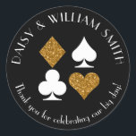 Rond Vegas Casino Thème Custom Sticker Gold Parties sci<br><div class="desc">Parties scintillant en or Faux et costumes de cartes noires sont entourés de texte personnalisable,  ce qui rend ces autocollants ronds parfaits pour toutes sortes de projets et d'occasions. Utilisez-les pour les faveurs étiquettes pour les invités mariages,  pour les faveurs de fête,  pour fermer des enveloppes et plus encore.</div>