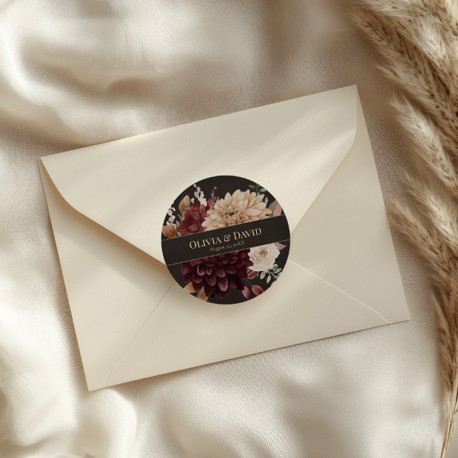 Rond Vintage Witchy Floral Wedding Round Sticker (Vintage Witchy Floral Wedding Round Sticker on an elegant neutral wedding envelope.)
