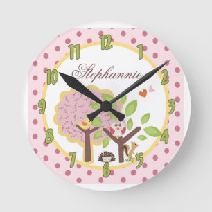 Ronde Amour et nature Girl Woodland Horloge personnalisé