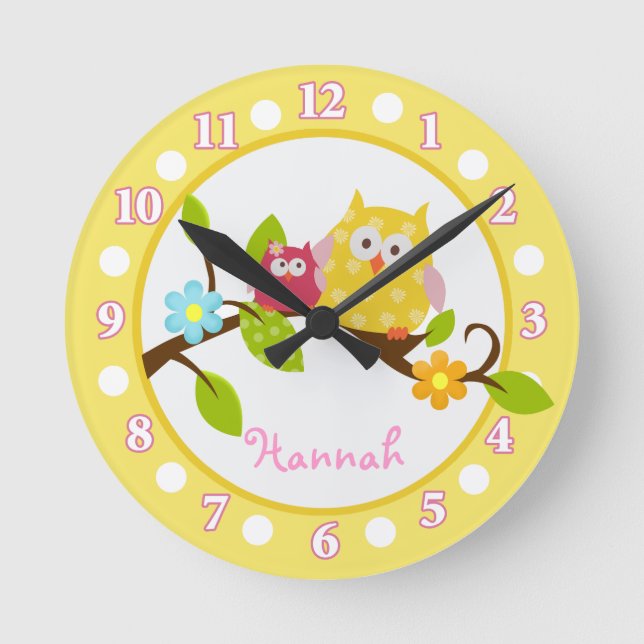 Ronde Happy Tree Owls Yellow and Pink Nursery horloge (Recto)