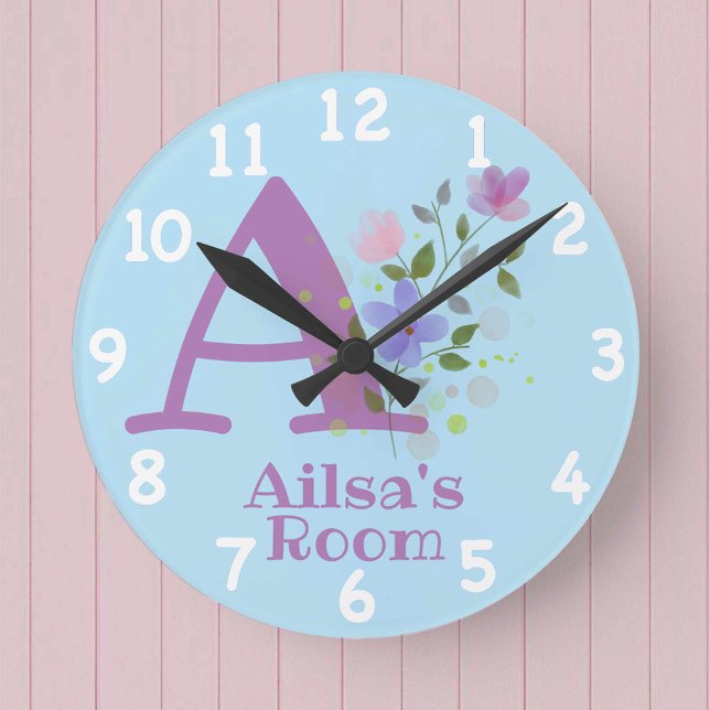 Ronde Horloge avec une image florale et nom Ailsa et ini (Créateur téléchargé)