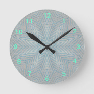 Ronde Horloge bleue et argentée de profil sous