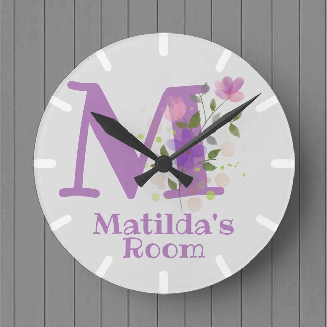 Ronde Horloge dans un design floral avec le nom Matilda (Créateur téléchargé)
