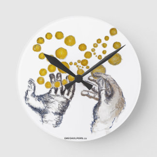 Ronde Horloge de l'artiste avec les mains tendues avec l