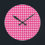 Ronde Horloge Motif des Coeurs mignons roses<br><div class="desc">Simple et doux Coeurs mignons Motif Horloge avec un motif répétitif de petits coeurs roses. Un texte peut être ajouté à cette conception pour lui donner une touche personnelle.</div>