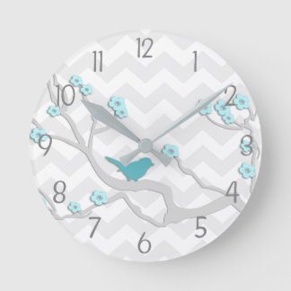 Ronde Oiseau gris Aqua turquoise sur la branche Horloge