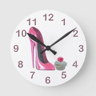 Ronde Stiletto rose et cerise Cupcake Art Wall Horloge
