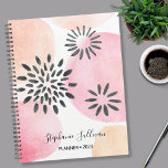Rose floral personnalisé<br><div class="desc">Ce joli planificateur rose pastel est décoré d'un motif abstrait dessiné à la main sur un arrière - plan d'aquarelle dans les tons rose et corail. Vous pouvez la customiser en changeant l'année et le nom ou en faisant un monogramme si vous le préférez. Design original © Michele Davies.</div>