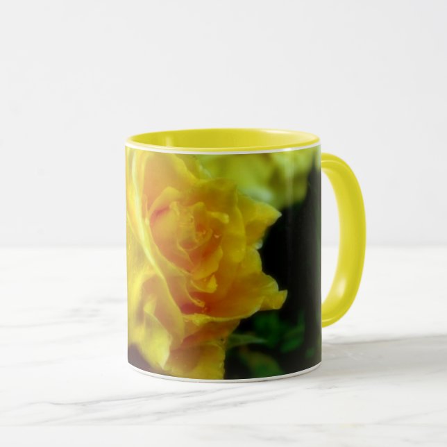 Rose jaune dans la pluie boisson Mug (Devant droit)