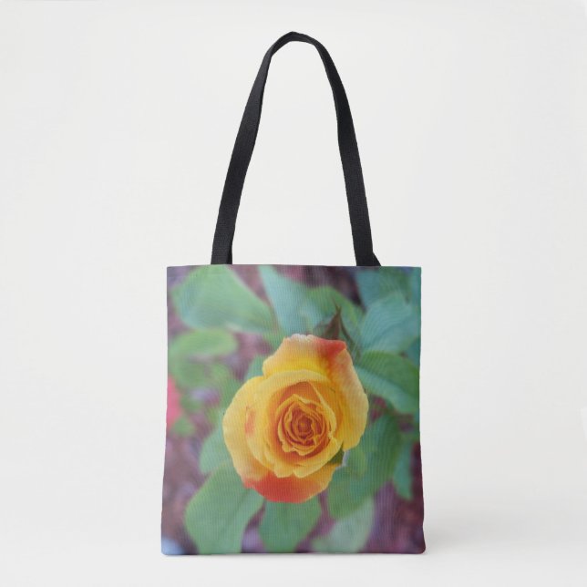Rose jaune orange avec rosée matinale sur un sac f (Devant)