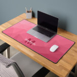 Rose magenta géométrique en maille motif monogramm<br><div class="desc">Monogramme Personnalisez avec votre initiale et nom personnalisés. Tapis de bureau unique et cool pour son bureau,  chambre,  travail,  salle de jeu.. 
Rose magenta dégradé géométrique en maille. Design moderne subtil Élégant et triangle géométrique en maille dégradé.</div>