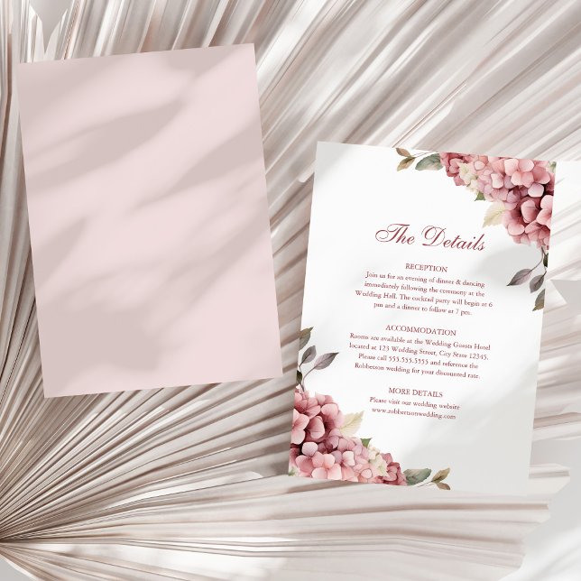 Rose moderne Dusty Hydrangea Mariage Détails Carte (Modern Dusty Rose Hydrangea Wedding Details Card on a sunny neutral dry plam leaf.)