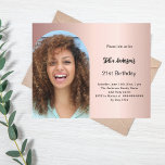 Rose or photo arche d'anniversaire<br><div class="desc">Ajoutez votre propre photo de taille verticale. Un cadre photo en arc. Couleur arrière - plan rose or dégradé. Personnalisez et ajoutez un nom et des détails du parti. 1 feuille = 1 invite imprimé bord à bord.</div>