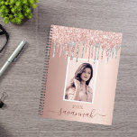 Rose or rose argent gouttes photo<br><div class="desc">Un arrière - plan d'or rose avec élégante dorure rose, gouttes roses et faux argent, la peinture goutte à goutte. Personnalisez et ajoutez votre propre photo, nom et une année. Le nom est écrit en or rose foncé avec un grand script de style moderne écrit à la main avec des...</div>