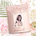 Rose or rose gouttes photo nom personnalisé 2025<br><div class="desc">Un arrière - plan d'or rose avec de l'or faux rose élégant et des gouttes roses, la peinture goutte à goutte. Personnalisez et ajoutez votre propre photo, nom et une année. Le nom est écrit en or rose foncé avec un grand script de style moderne écrit à la main avec...</div>