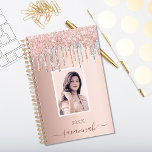 Rose or rose photo personnalisée gouttes argent 20<br><div class="desc">Un arrière - plan d'or rose avec élégante dorure rose, gouttes roses et faux argent, la peinture goutte à goutte. Personnalisez et ajoutez votre propre photo, nom et une année. Le nom est écrit en or rose foncé avec un grand script de style moderne écrit à la main avec des...</div>