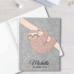 Rose personnalisé Gold Parties scintillant argent<br><div class="desc">Ce planificateur est décoré d'un dessin mignon d'une parties scintillant rose vif souriant bébé paresseux accroché à une branche sur un arrière - plan parties scintillant argenté. Vous pouvez customiser ce planificateur avec votre nom et votre année. Dessin original © Michele Davies.</div>
