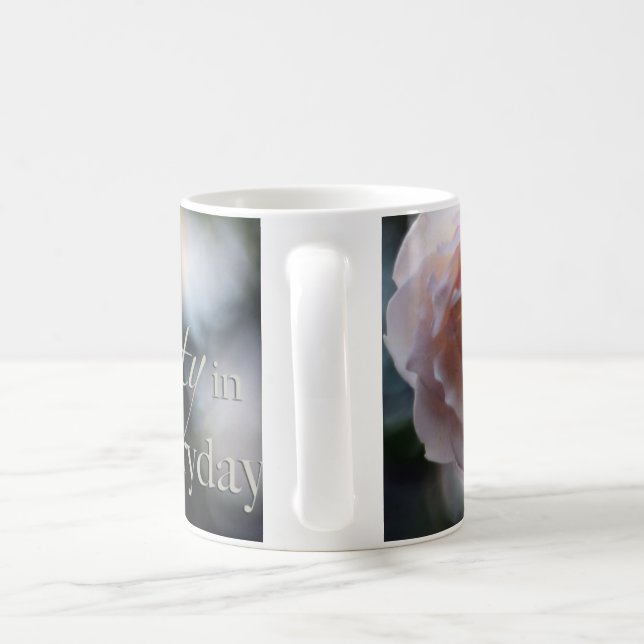 Rose rose recherchent la beauté dans la tasse (Poignée)