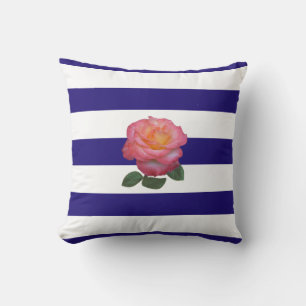 Rose rose sur Coussin de jet rayé bleu marine et b