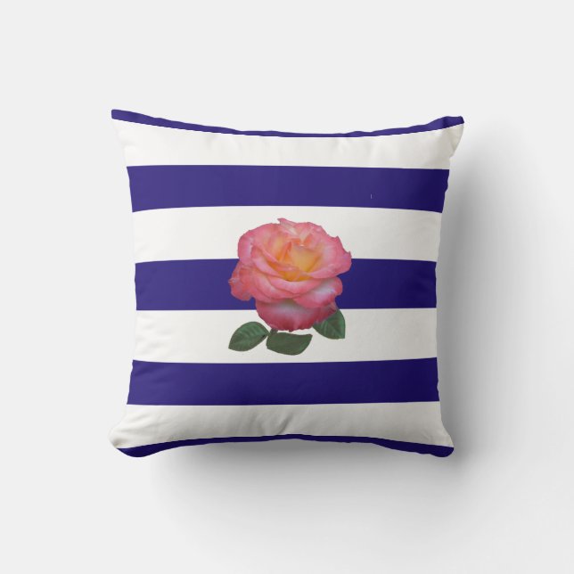 Rose rose sur jeté de coussin rayé bleu marine et  (Recto)