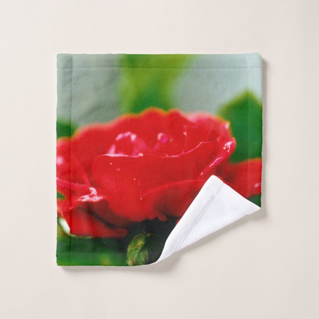 Rose rouge du matin recouverte de gouttes de rosée (Gant de toilette)