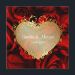 Rose rouge Faire-part de mariage florale<br><div class="desc">Jolie profusion luxuriante de roses rouges profondes conçus sur des Invitations de Mariage Formelles personnalisées. Ce design floral est doté d'une élégante bannière coeur dorée sur le devant de la carte pour encadrer vos noms et date mariage. Le design est disponible en plusieurs couleurs. Ces invitations de mariage ajouteront une...</div>