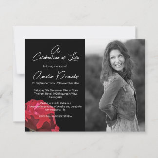 Rose rouge sur carte de célébration de la vie noir