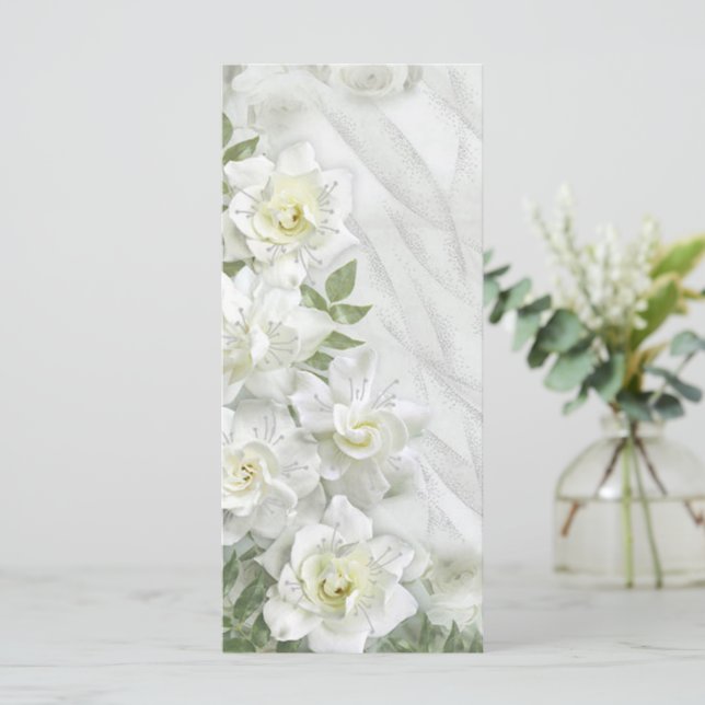 Roses blanches (Debout devant)