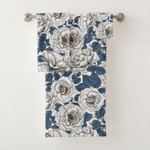 Roses blanches avec feuilles bleus sur blanc