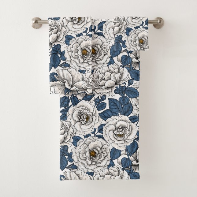 Roses blanches avec feuilles bleus sur blanc (En situation)
