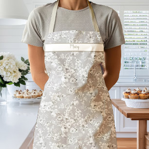 Roses blanches vintage sur tablier taupe
