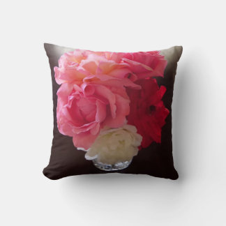 Roses dans un coussin vintage de service à
