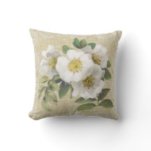 Roses de chien blancs et coussin vintage floral de