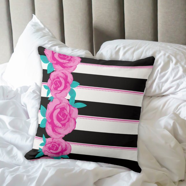 Roses roses chauds sur Coussin rayé noir et blanc (Créateur téléchargé)