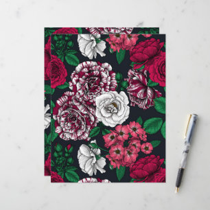 Roses rouges, blanches et bicolores avec des feuil