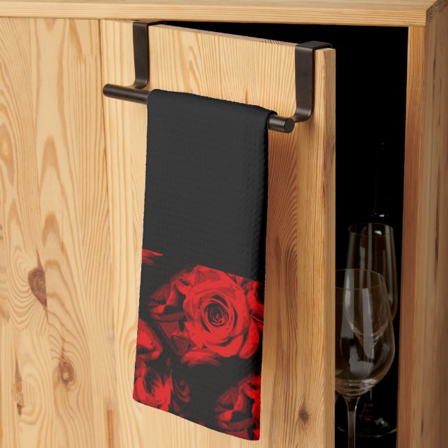 Roses rouges sur main noire ou serviette de cuisin (Pliage en tiers)